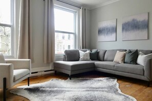 Een televisie en een open haard