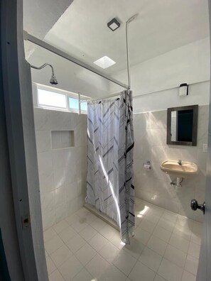 Classic Room | Bathroom | Shower, rainfall showerhead, towels - Hotel Murallas Capital (Campeche)
