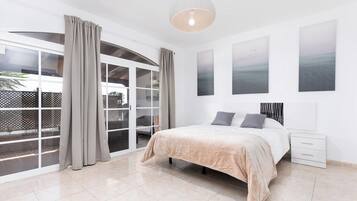 3 chambres, fer et planche à repasser, Wi-Fi, draps fournis