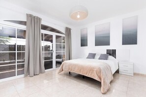 3 bedrooms, iron/ironing board, WiFi, bed sheets