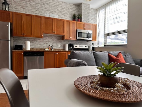 Family Friendly Downtown Loft with AC