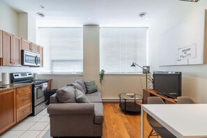 TV, Netflix, streaming services - Family Friendly Downtown Loft with AC (Halifax)