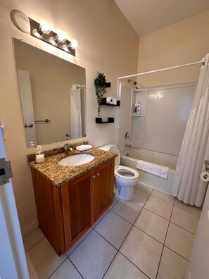Shower, hair dryer, towels, toilet paper - Family Friendly Downtown Loft with AC (Halifax)
