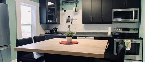 Toaster, cookware/dishes/utensils