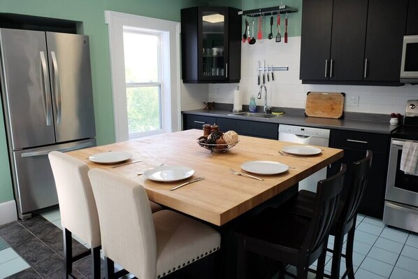 Toaster, cookware/dishes/utensils