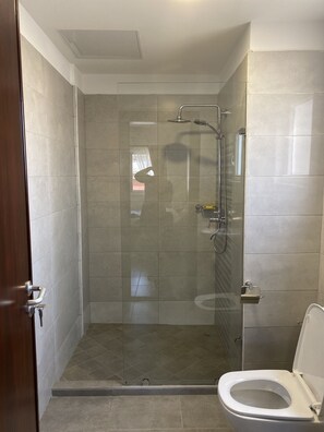 Shower - Lovely & cozy 1 bedroom serviced apartment (Accra)