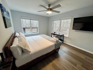 4 bedrooms, desk, iron/ironing board, free WiFi