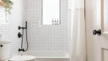 Baignoire, sĂšche-cheveux, serviettes fournies, savon