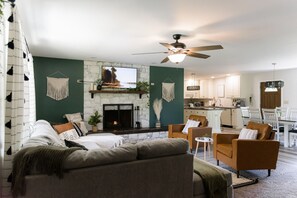 Smart TV, chimenea y libros 