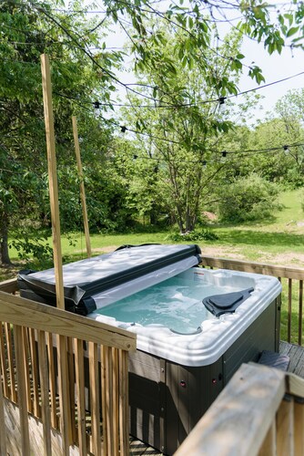 Cozy and secluded getaway with hot tub & fireplace