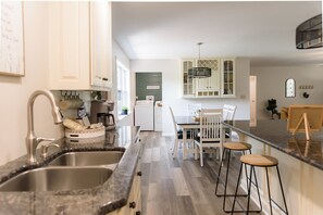 冷蔵庫、電子レンジ、オーブン、コンロ