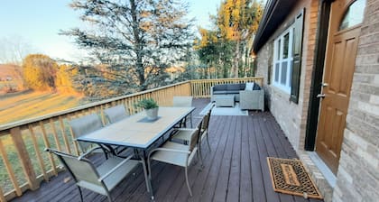 Cozy and secluded getaway with hot tub & fireplace