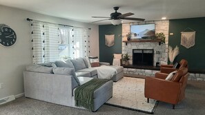 Smart TV, chimenea y libros 