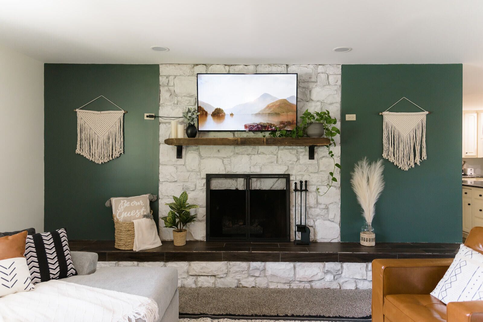 Älytelevisio, takka, kirjoja