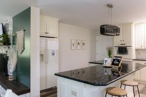 冷蔵庫、電子レンジ、オーブン、コンロ