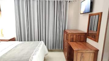 Luxury Double Room, 1 Bedroom, Non Smoking, Garden View | Television