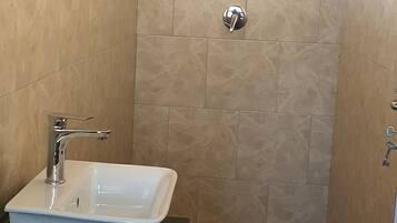 Douche, douche à « effet pluie », articles de toilette gratuits