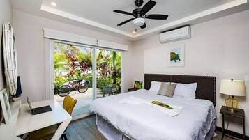 2 habitaciones, escritorio y tabla de planchar con plancha