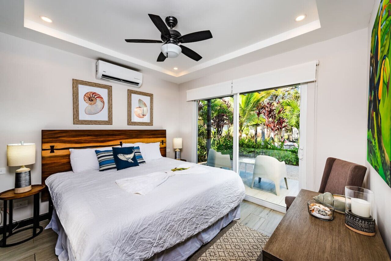 2 habitaciones, escritorio y tabla de planchar con plancha 