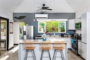 Jääkaappi, mikroaaltouuni, uuni, liesi