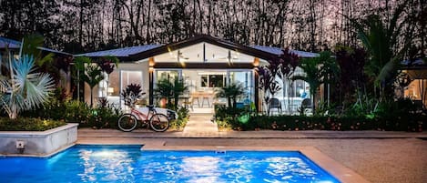 Una piscina al aire libre