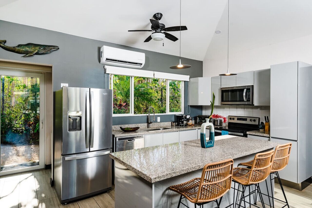 Refrigerador, microondas, horno y parrilla de estufa 