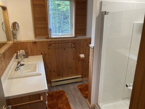 Shower, hair dryer, towels, toilet paper - Cosy chalet 5 minutes from Mont Grand-Fonds regional park (La Malbaie)
