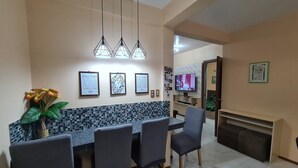 In-room dining - Tagaytay House withBathtub by Bea and RM (Tagaytay)
