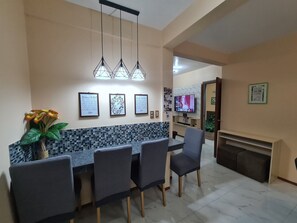 In-room dining - Tagaytay House withBathtub by Bea and RM (Tagaytay)