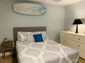 1 habitación, tabla de planchar con plancha y cuna de viaje 