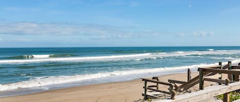 Plage, chaises longues