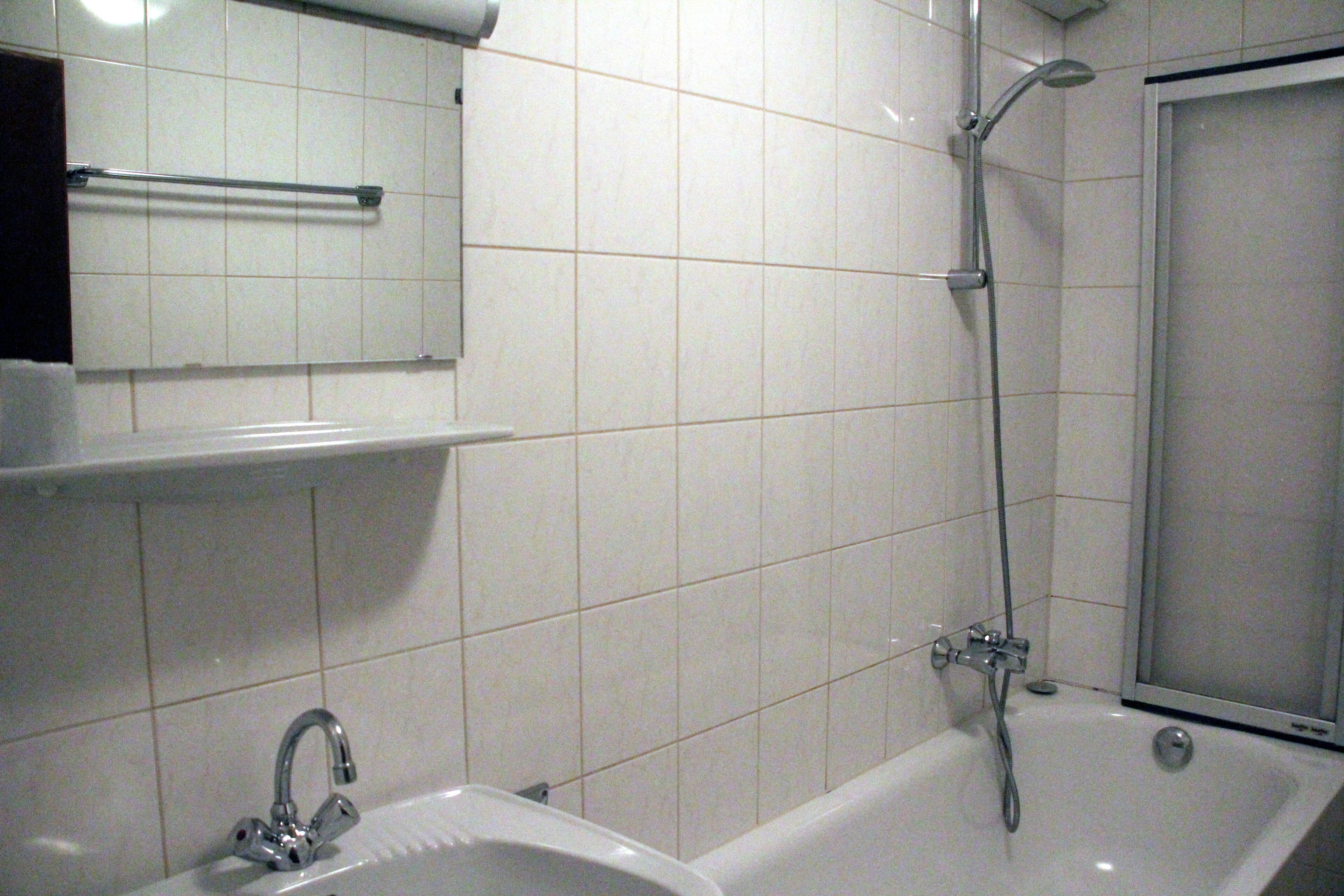 Combined shower/tub