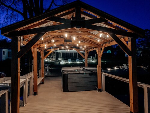 Blue Heron Haven on High Rock Lake - Hot Tub on Dock- Lakeside Firepit & Arcade!