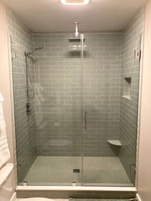 Duschwanne, Regendusche, Haartrockner, Handtücher