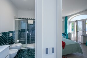 Douche, sèche-cheveux, bidet, serviettes fournies