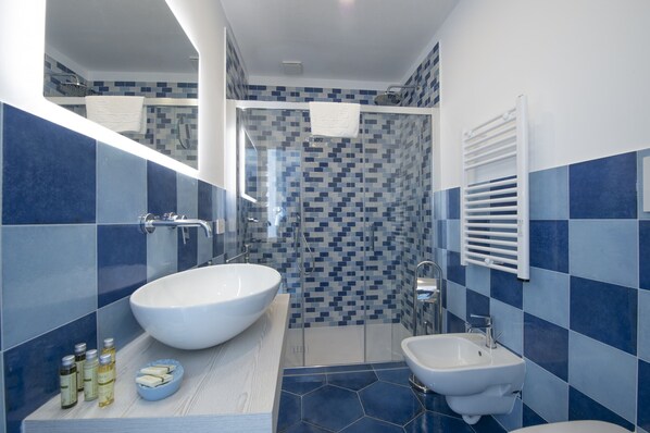 Douche, sèche-cheveux, bidet, serviettes fournies