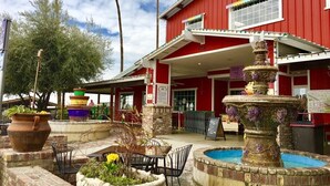 Un edificio rojo con un letrero que dice "Warren Family Farms".