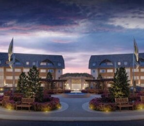 A hotel with a symmetrical facade, two flagpoles, and a central entrance. - Golden Gramado Resort Lagheto (Gramado)