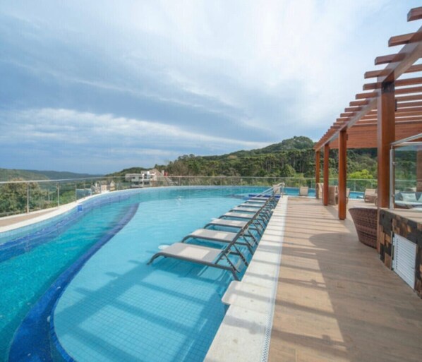 Piscine couverte, 5 piscines extérieures, parasols de plage