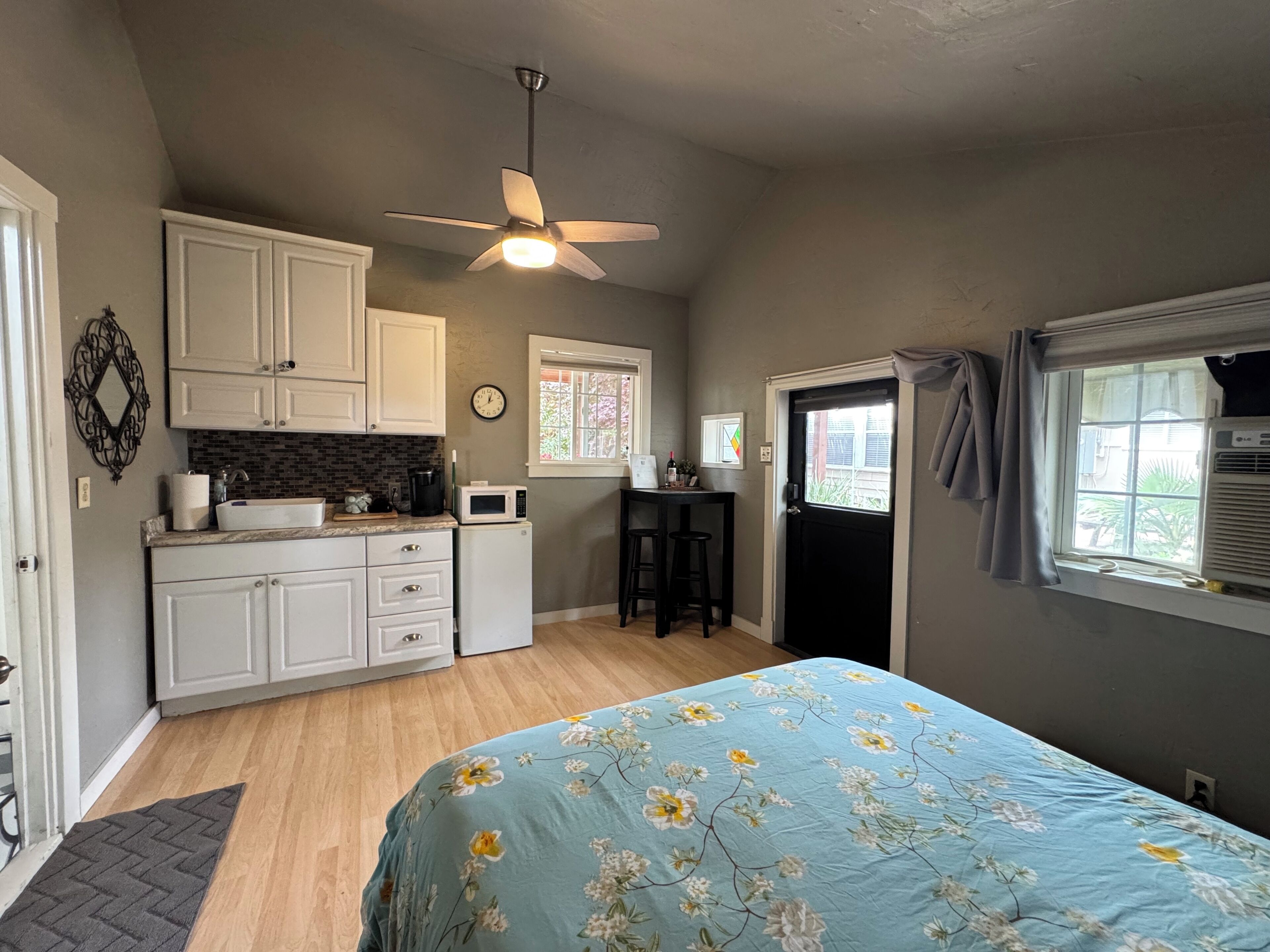 Iron/ironing board, free WiFi, bed sheets