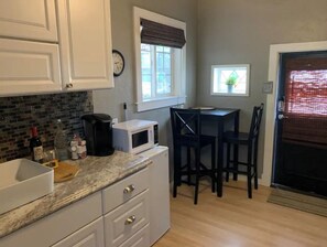 Réfrigérateur, micro-ondes, cafetière/bouilloire