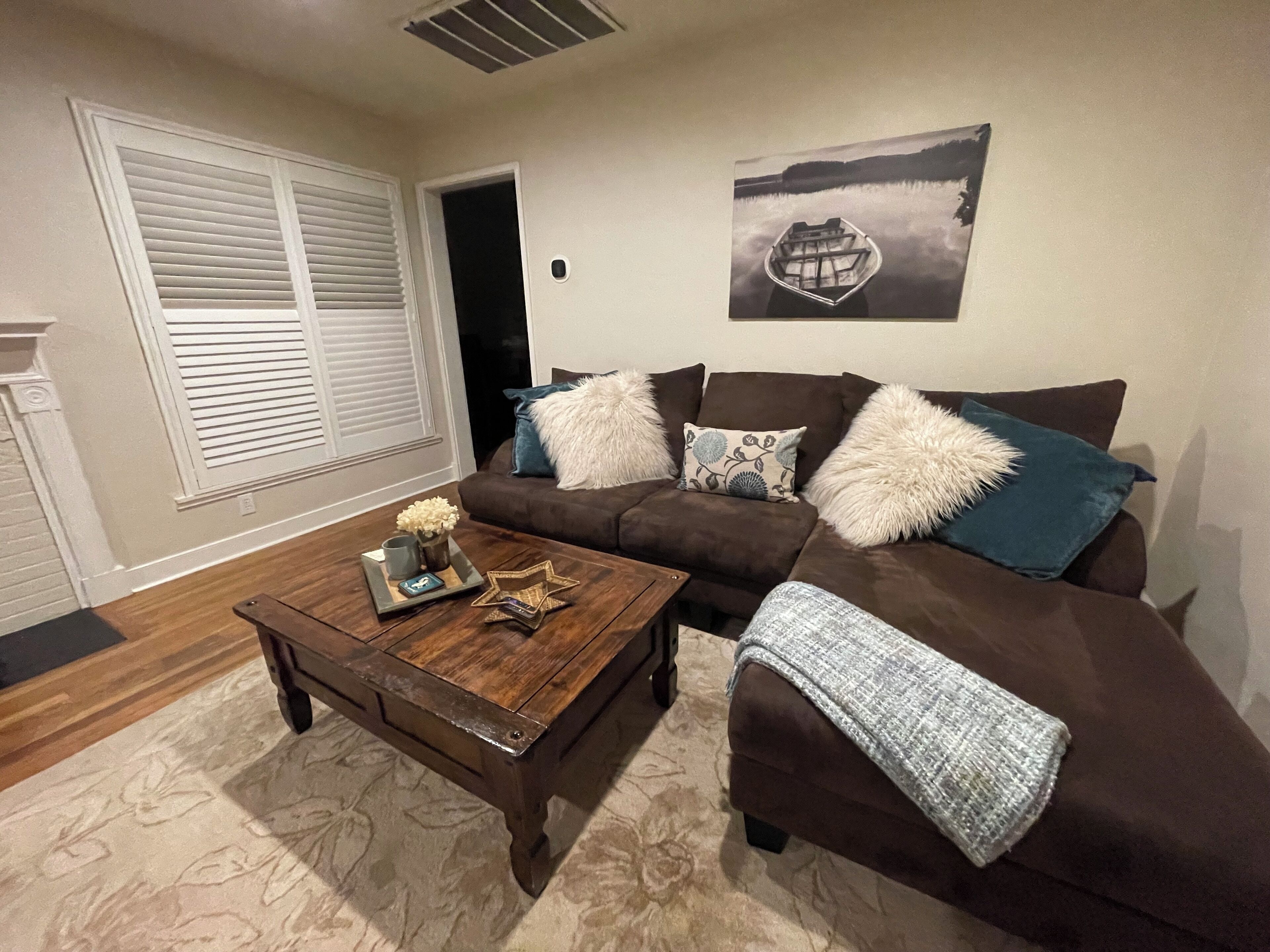 Smart TV, caminetto, libri