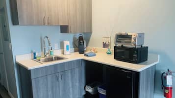 Réfrigérateur, micro-ondes, cafetiÚre/bouilloire, grille-pain