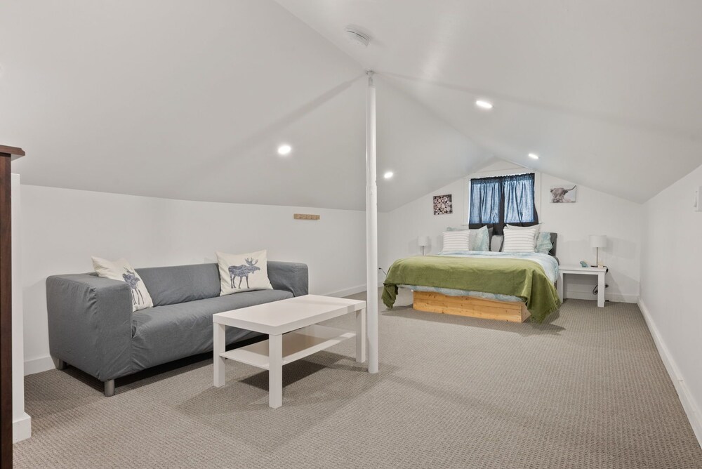 Rarely offered 2 waterfront cottages with 2 hot tubs side by side! −