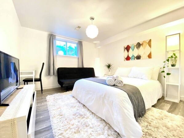 Desk, laptop workspace, free WiFi - Sunrise Tree Guest House (Toronto)