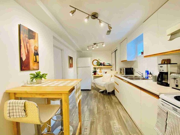 Full-size fridge, microwave, oven, toaster