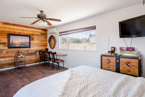 Spacious Studio w/ Kitchenette, Bathroom, Private Yard/Entrance. JT/Hi Desert