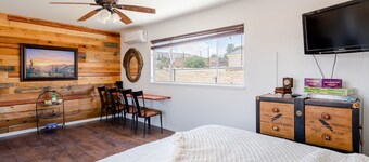 Spacious Studio w/ Kitchenette, Bathroom, Private Yard/Entrance. JT/Hi Desert
