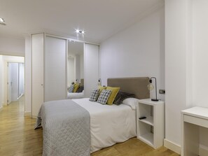 3 bedrooms, desk, iron/ironing board, travel crib - Spacious and cosy in a central neighbourhood, Indautxu. (Bilbao)