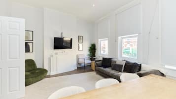 Apartment (5 Bedrooms) | Living area | TV